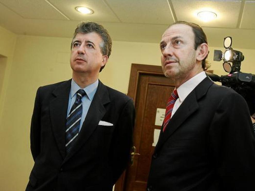 José Porta, a la izquierda durante el juicio por la explosión en las harineras