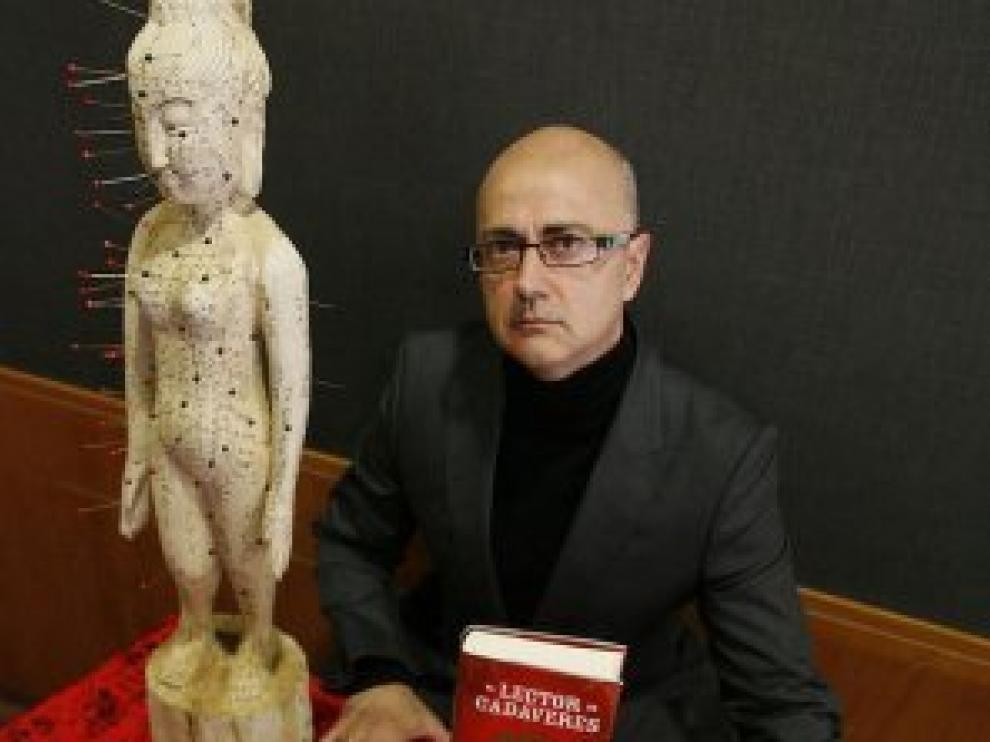 Antonio Garrido con su novela premiada