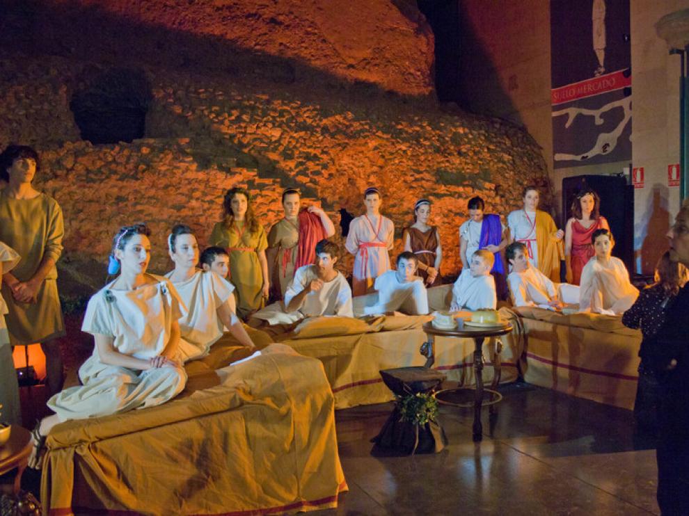 Los alumnos de la Escuela de Teatro, con la profesora Blanca Resano