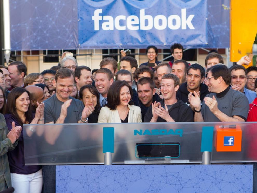 El fundador de Facebook toca la campana desde California