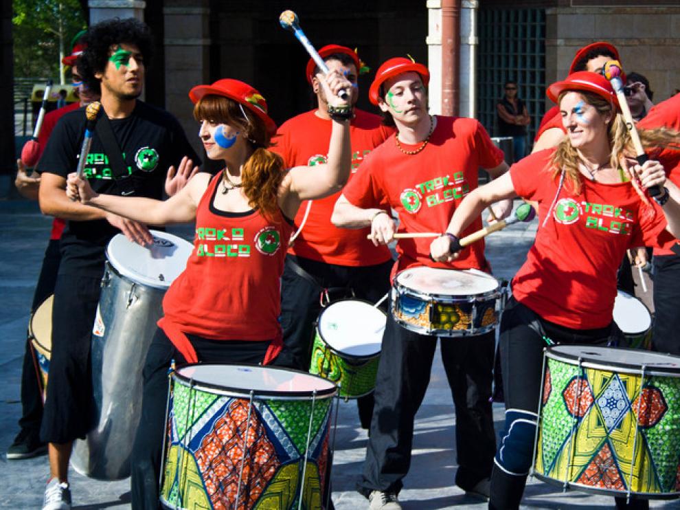 Teatro La Cosa y troupe circense de la Madalena.