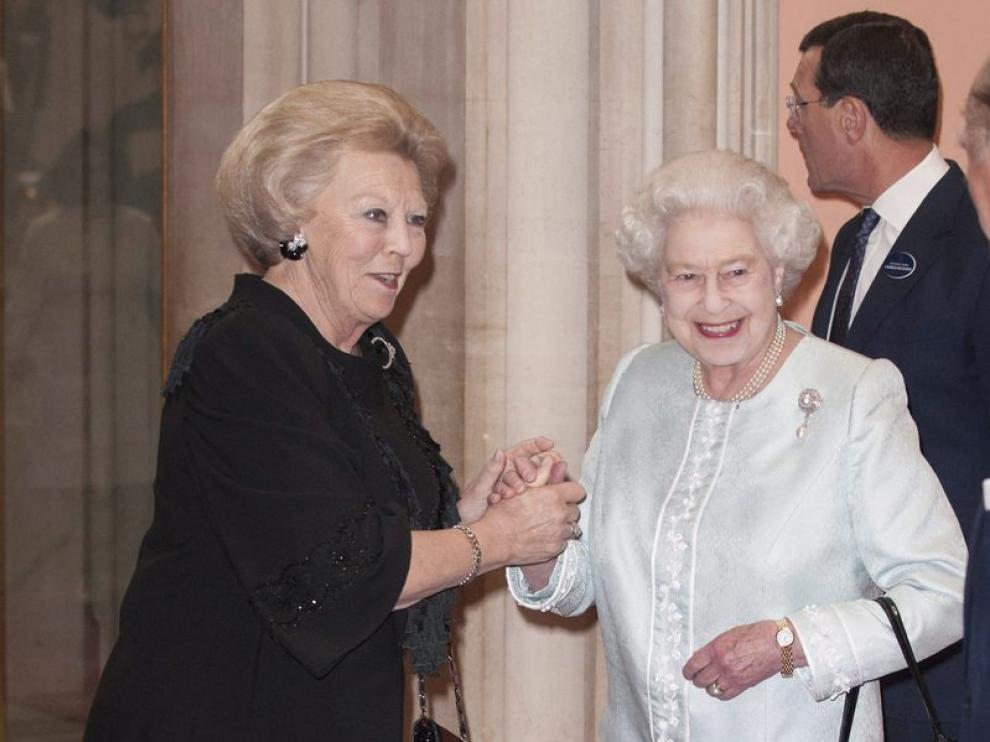 Isabel II es felicitada por Beatriz de Holanda