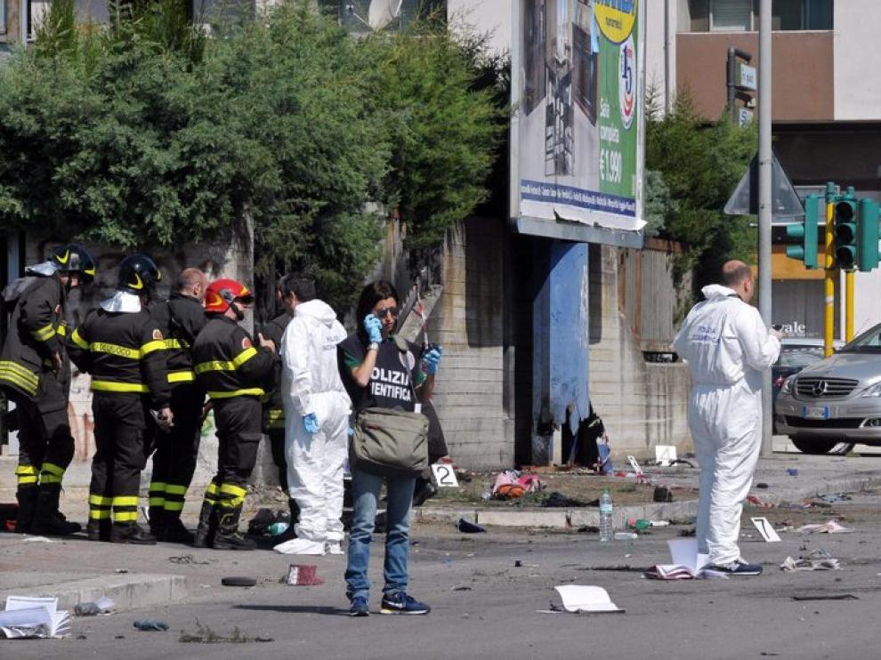 Bomberos y policía en el entorno de instituto