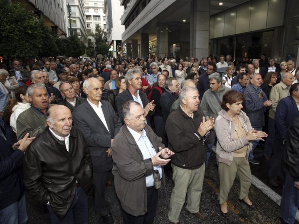 Ciudadanos griegos protestan frente al ministerio de Finanzas en Atenas