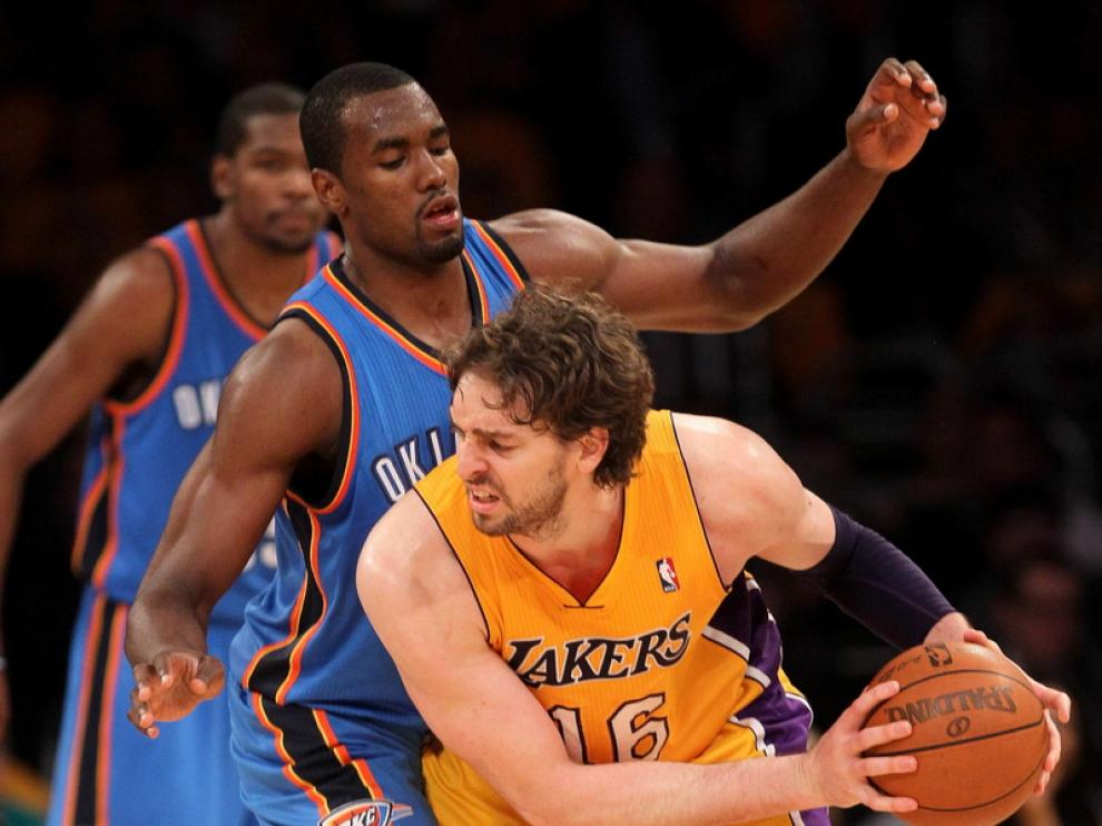 Pau Gasol controla el balón frente a Ibaka