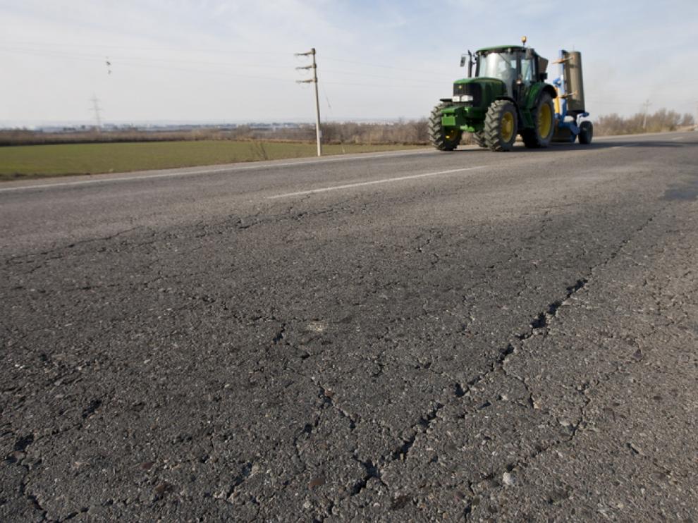 Un tramo de la travesía de Montañana, en mal estado