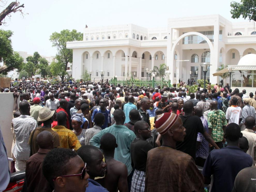 El palacio presidencial de Bamako rodeado por la multitud