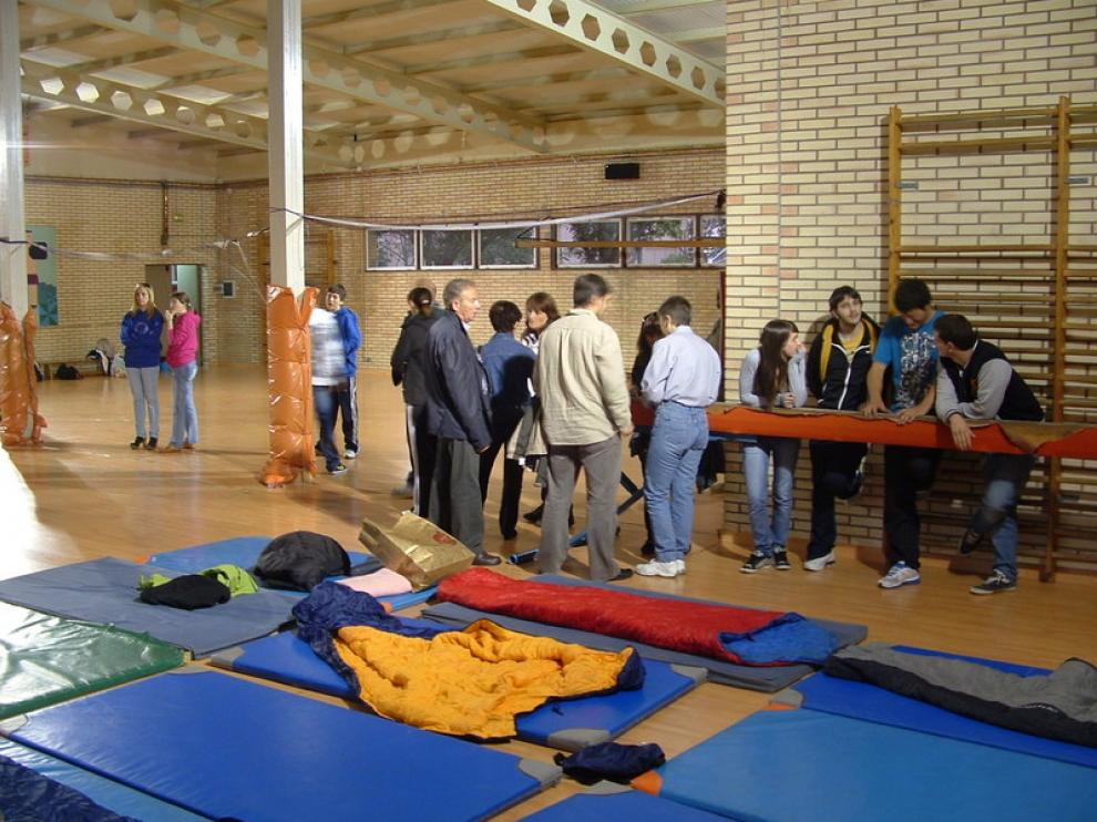 Gimnasio del IES Lucas Mallada de Huesca, donde tiene lugar esta noche uno de los encierros convocados.