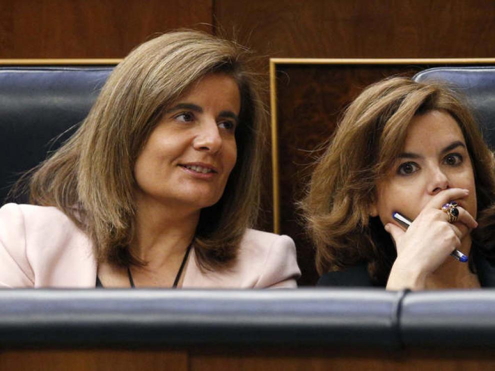Fátima Báñez, ministra de Empleo, junto a Soraya Sáenz de Santamaría