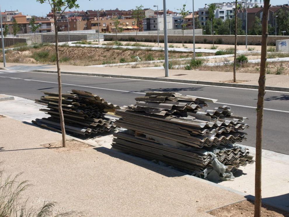 Uralita abandonada en la calle Andrómeda