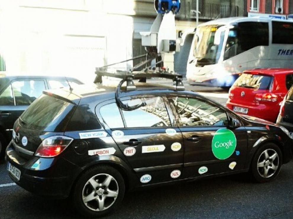 El coche de Google fotografiado en la calle de Anselmo Clavé