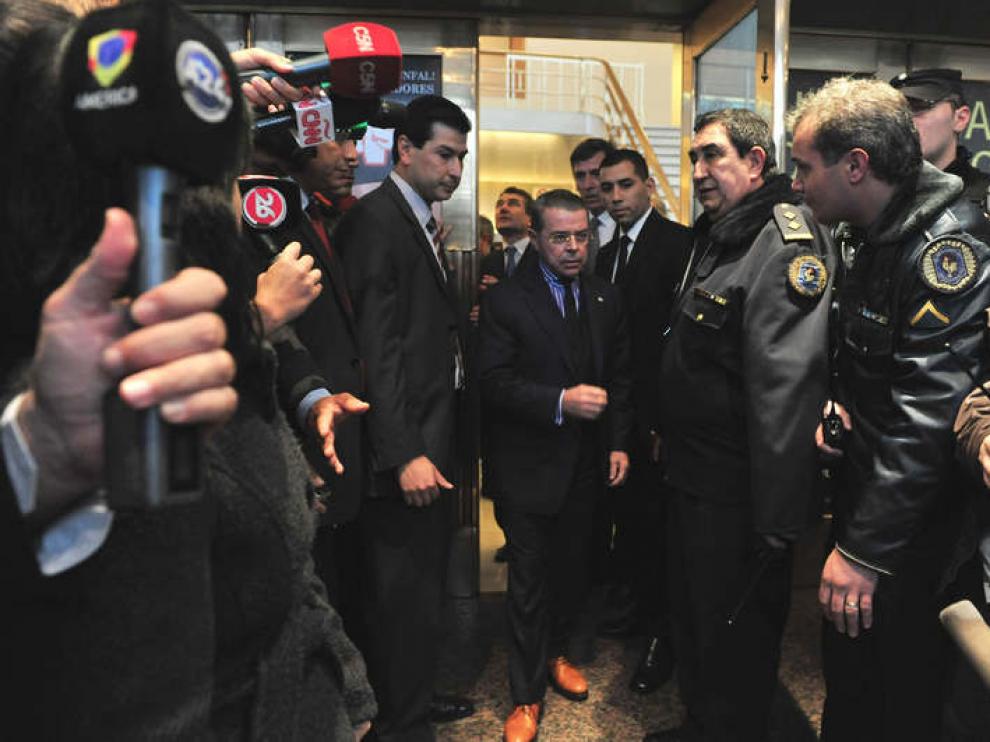 La policia escolta la puerta del Teatro Gran Rex