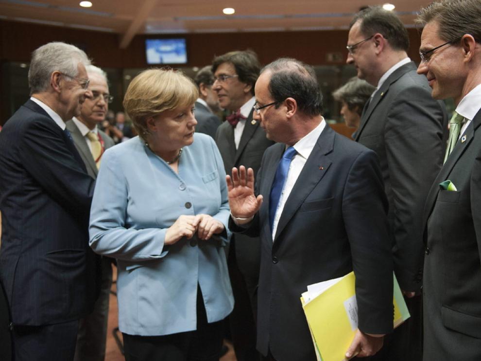 Hollande y Merkel escenifican su ruptura en torno a los eurobonos