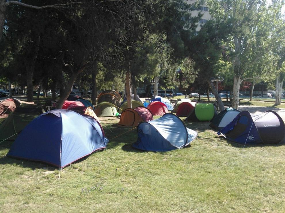 Un grupo de estudiantes ha acampado en la Universidad de Zaragoza