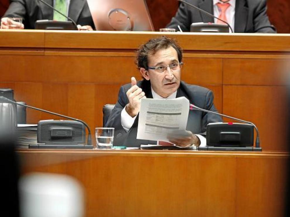El consejero de Hacienda, José Luis Saz, ayer, en las Cortes.