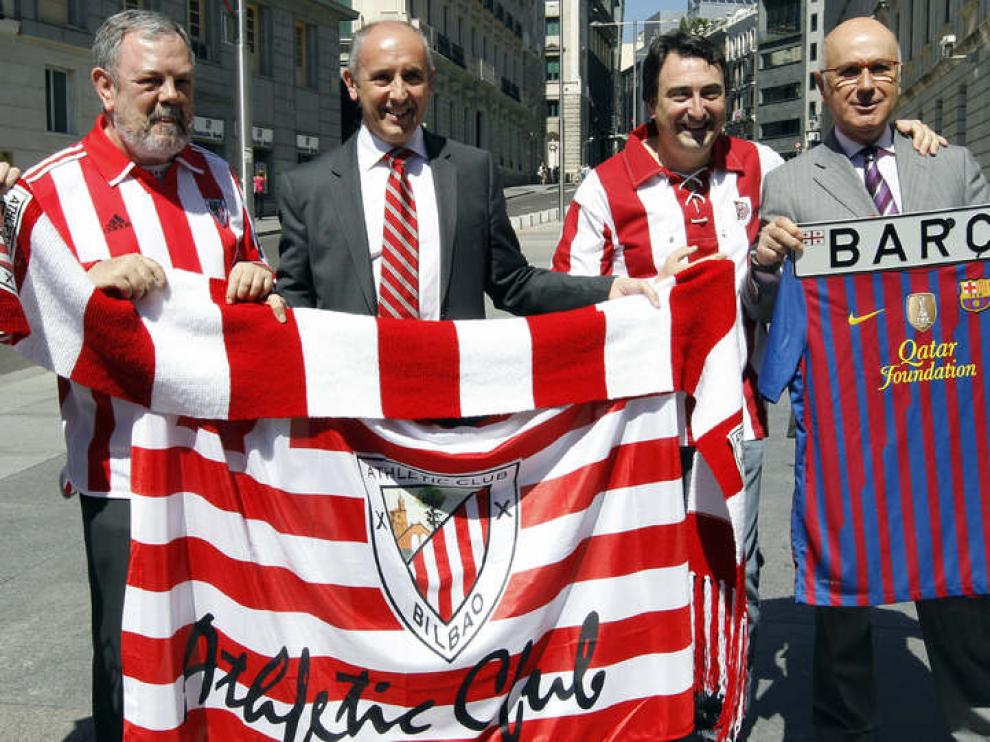 Diputados catalanes y vascos llevan la Copa del Rey al Congreso