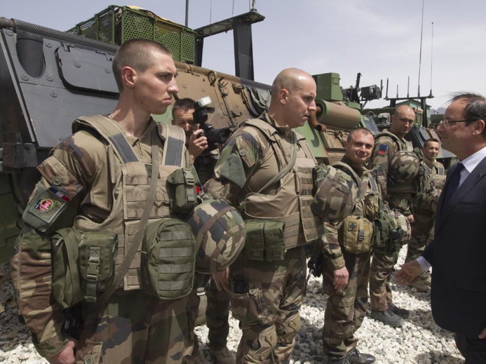 Hollande visita a sus soldados