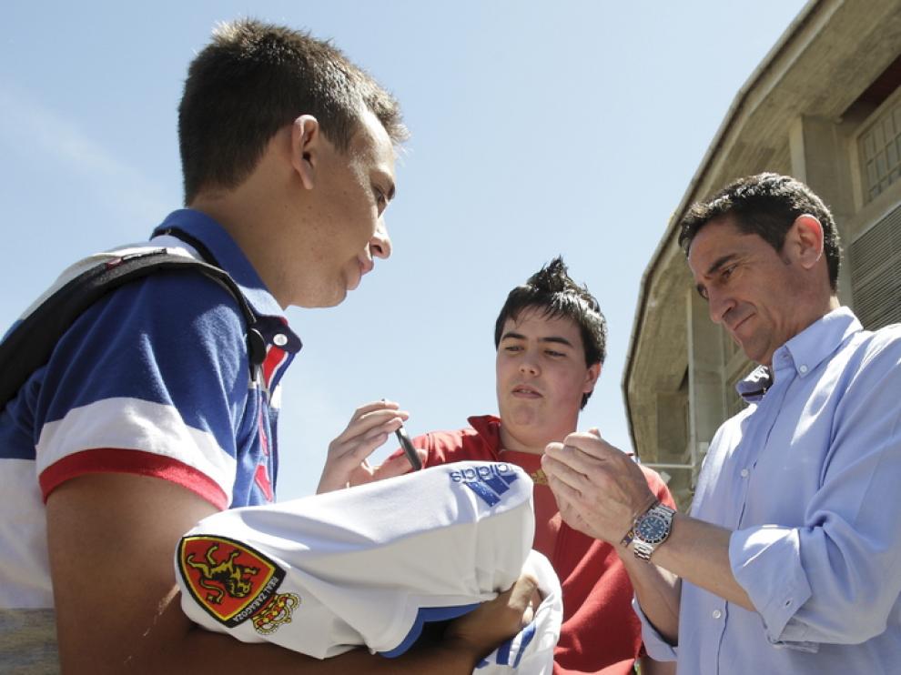 Manolo Jiménez firmando autógrafos