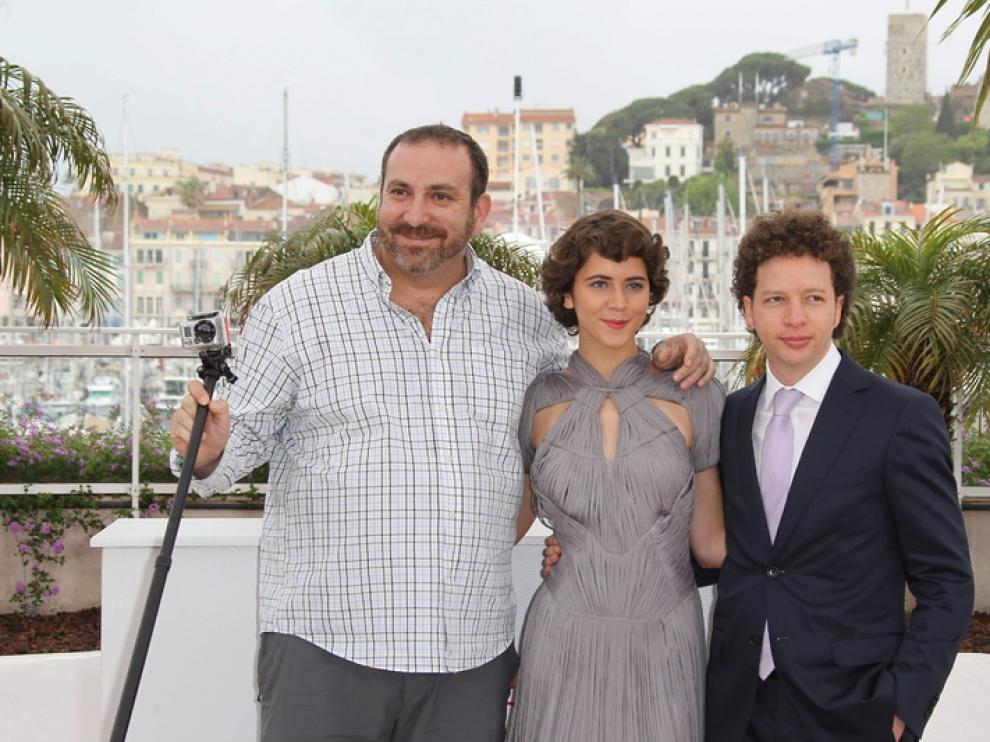 El director, Michel Franco, y los actores de 'Después de Lucía'.