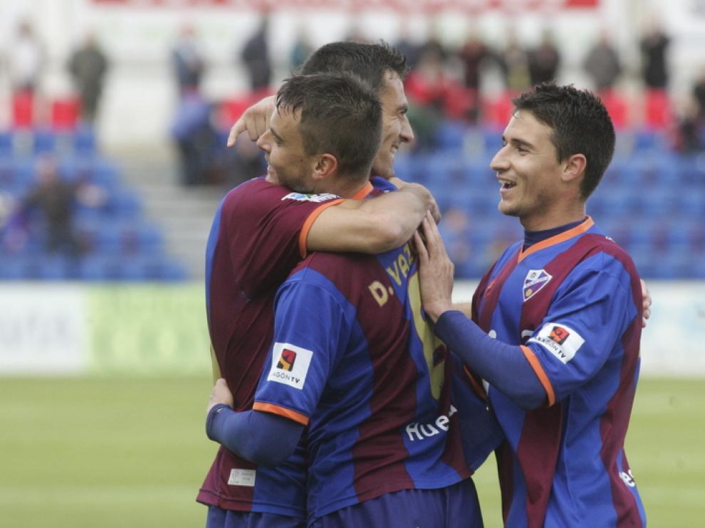 Los jugadores del Huesca celebran un gol