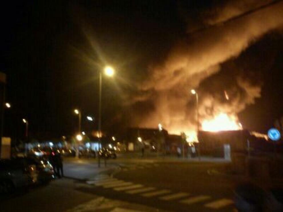 Un incendio afecta a varias naves industriales en La Almunia