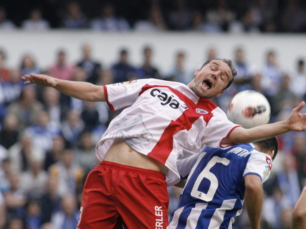 Un jugador del Huesca intenta controlar el balón en Riazor