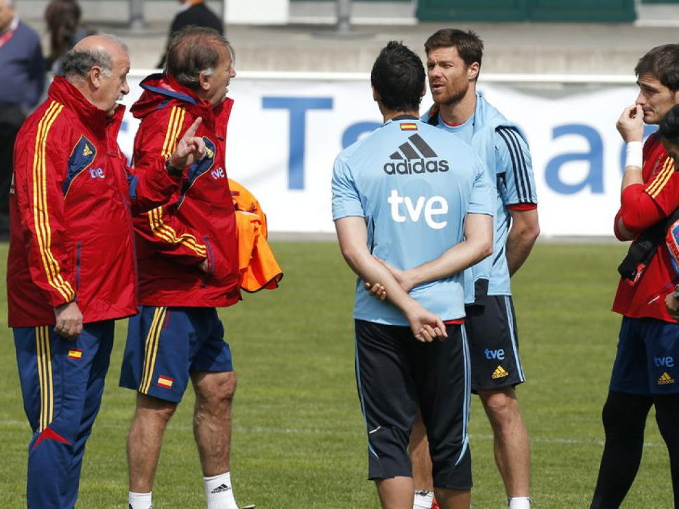 Del Bosque, con varios de sus pupilos.