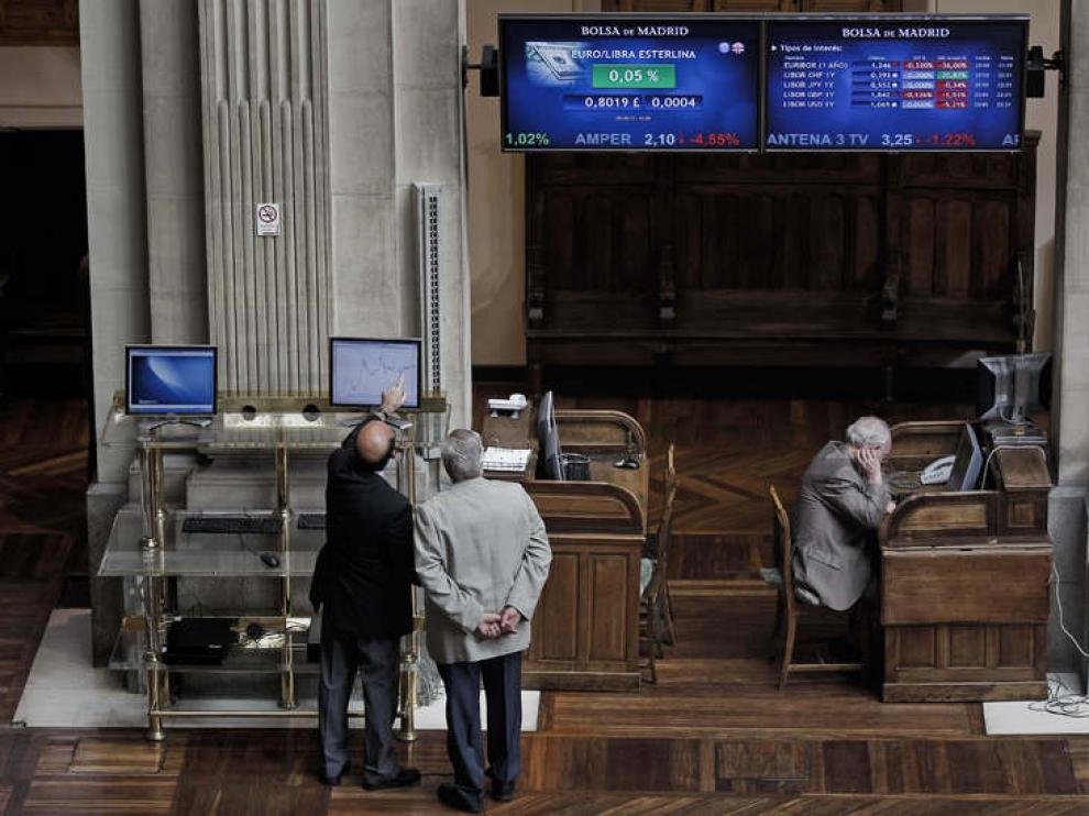 Los inversores miran los paneles informativos hoy en la Bolsa de Madrid