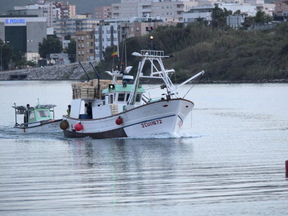 Un barco sale a faenar