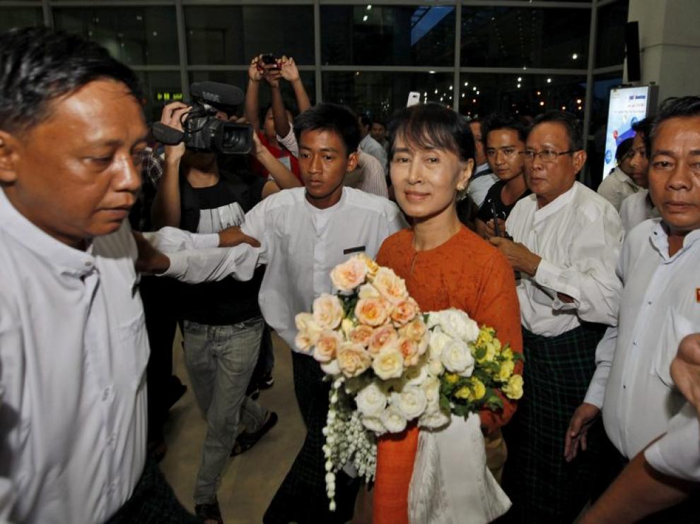 Suu Kyi en su llegada a Bangkok