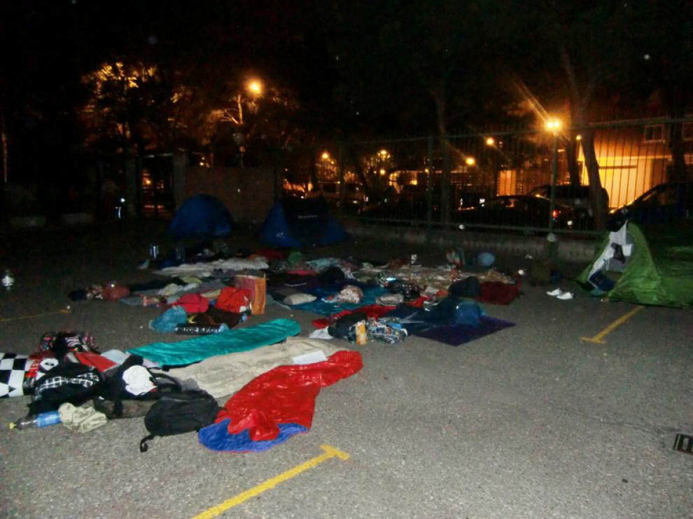Acampada en el aparcamiento del I.E.S. Pilar Lorengar de Zaragoza