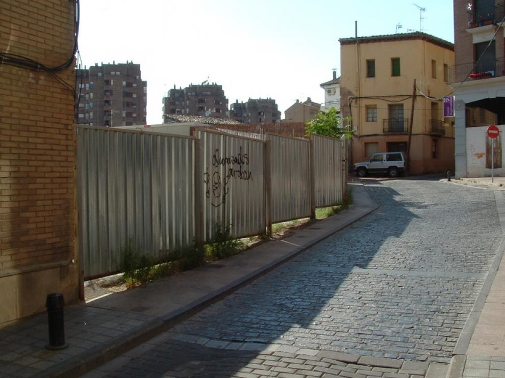 Solar de la calle de Pedro IV donde se encuentran los restos de la antigua iglesia de La Malena