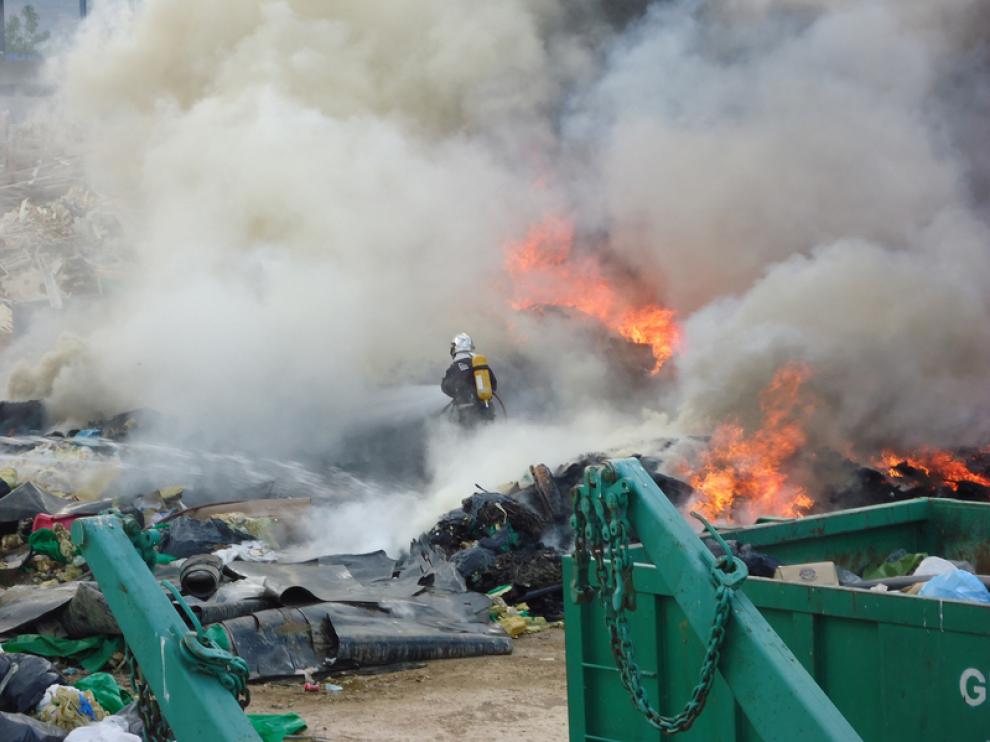 Incendio en una empresa de reciclaje en Fraga