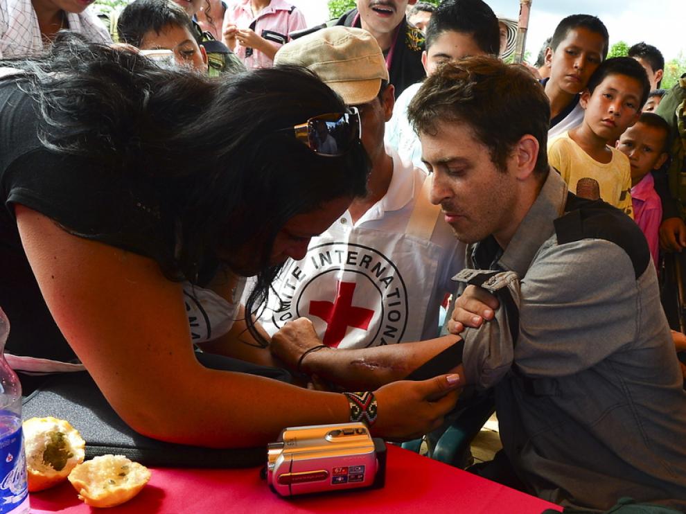 Delegados del Comité Internacional de Cruz Roja tratan a Langlois.
