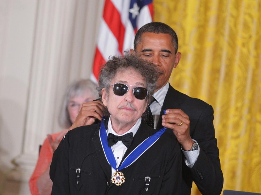 El presidente Obama le coloca a Dylan la Medalla de la Libertad