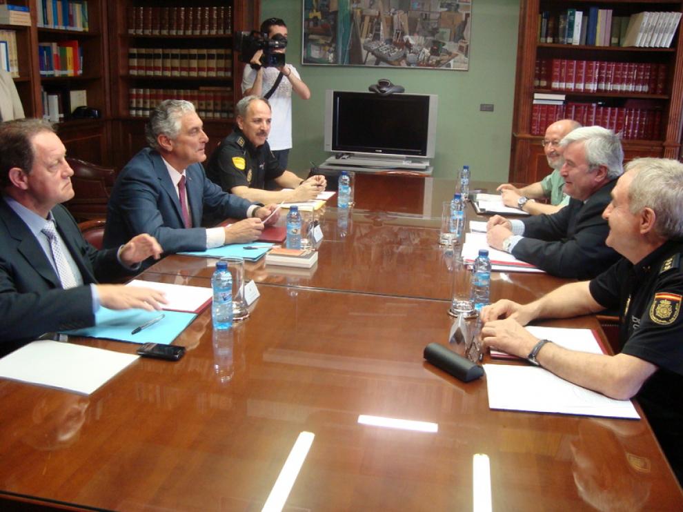 Reunió mantenida entre el consejero de Política Territorial e Interior, Antonio Suárez, y el delegado del Gobierno, Gustavo Alcalde