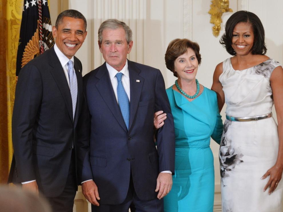 Obama y Bush, con sus respectivas esposas, en la Casa Blanca