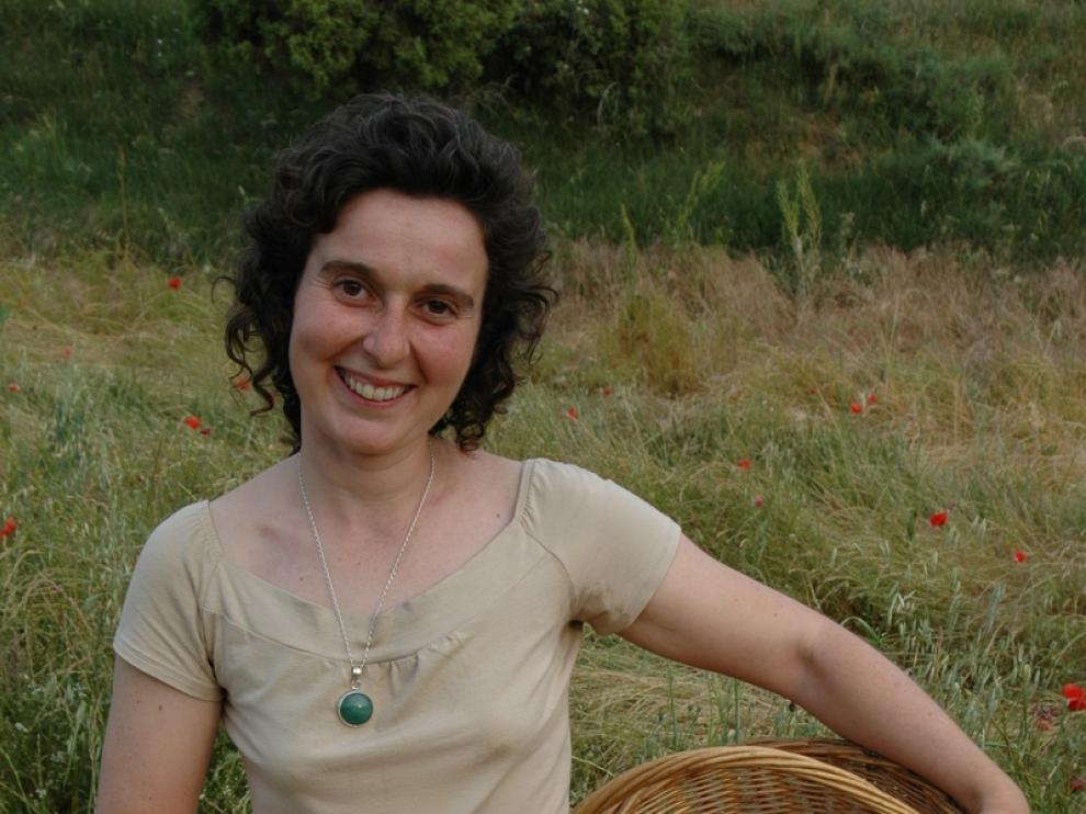 Evelyn Celma recoge plantas para elaborar sus cosméticos