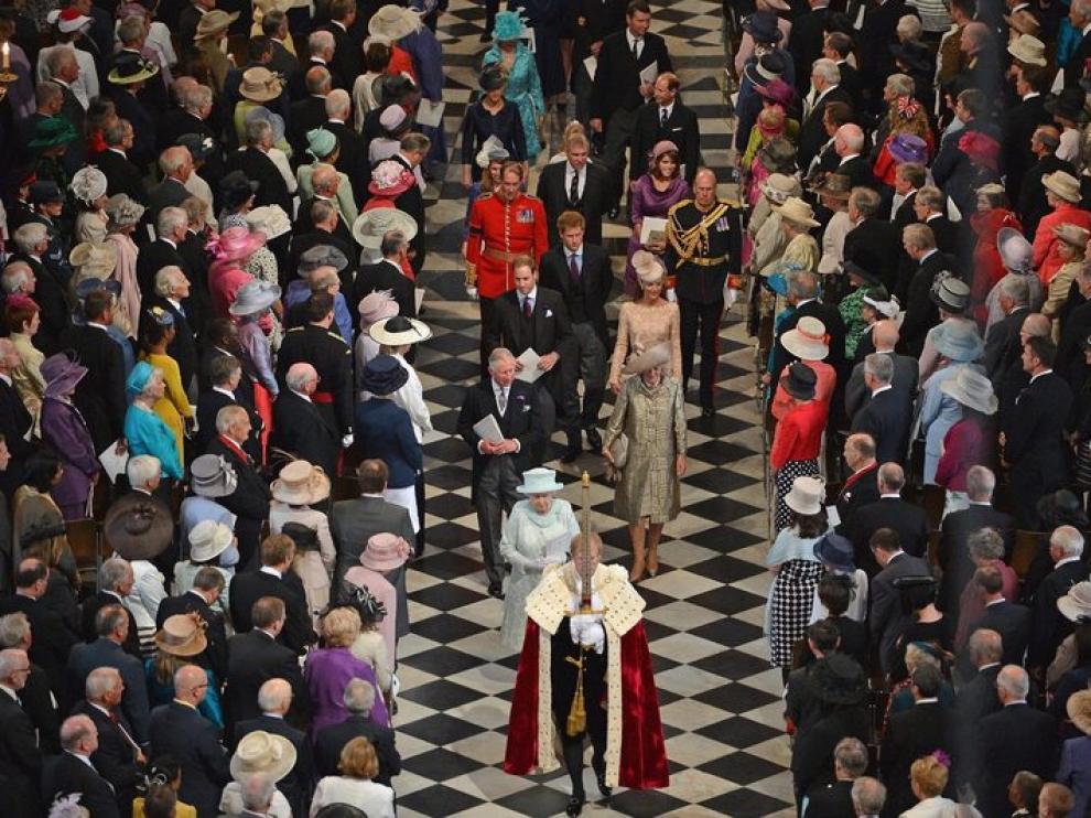 La reina Isabel II (c) llega a la Catedral de San Pablo