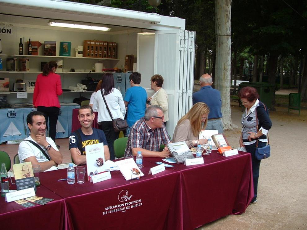 En la imagen, de izquierda a derecha, los autores Pedro Sánchez, Javier Abadías y Luz Gabás, en plena firma de libros