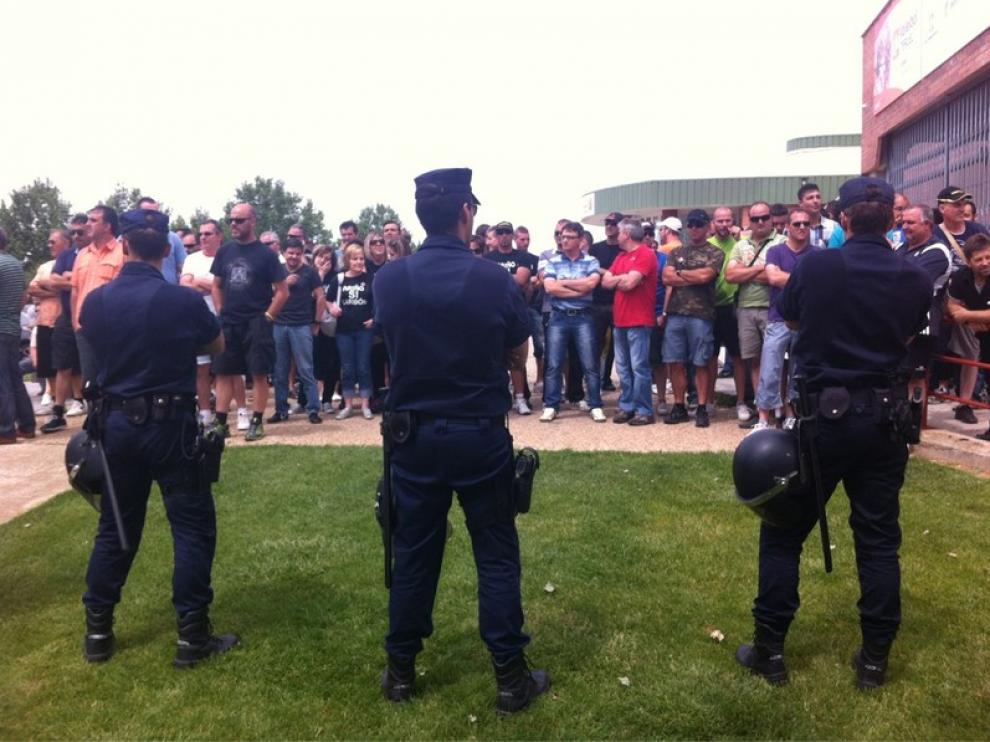 Los mineros, ante el Palacio de Congresos de Teruel esta mañana
