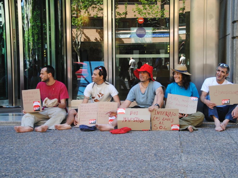Un grupo de interinos, durante una acción de protesta en la que pidieron dinero para la educación pública