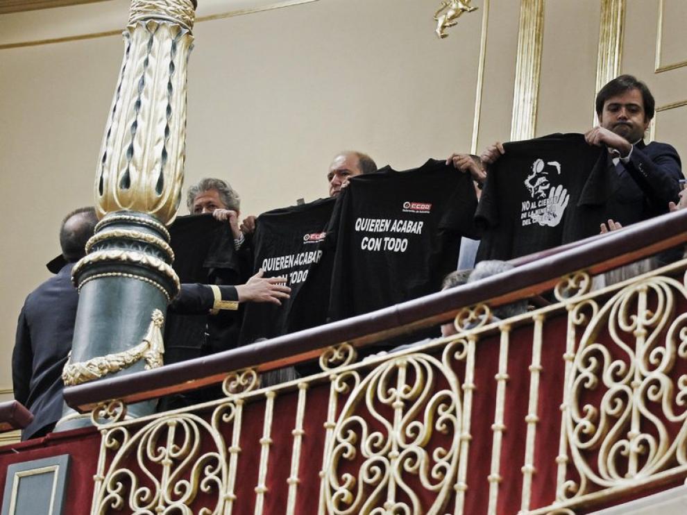 Varios mineros protestan durante una sesión de control.