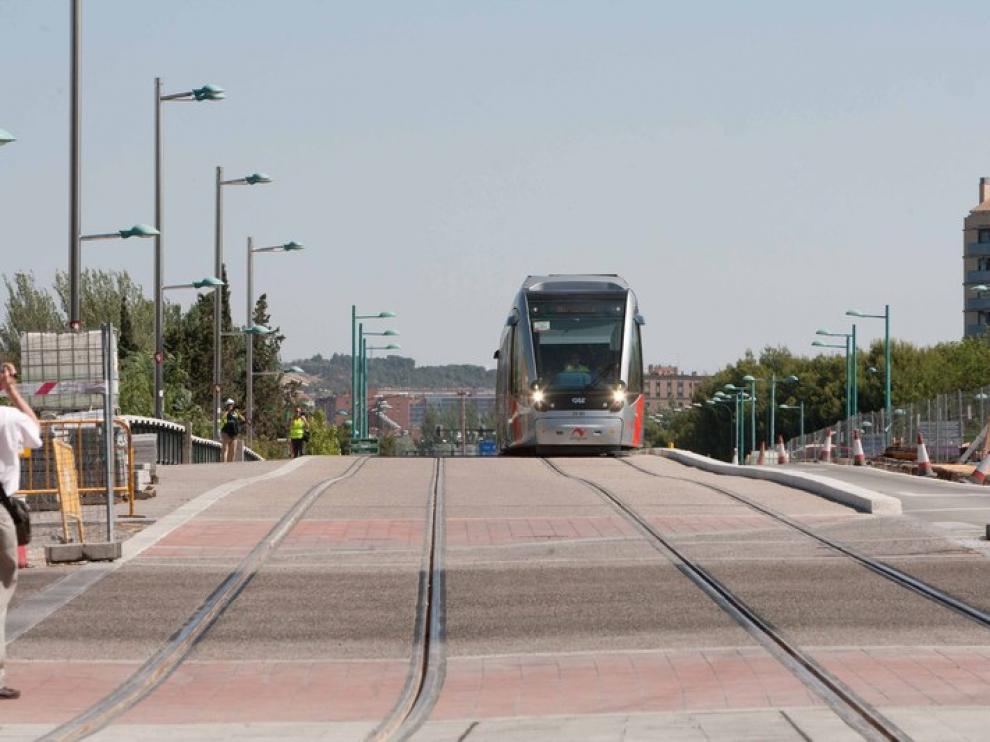 Imagen de un Urbos cruzando el Ebro