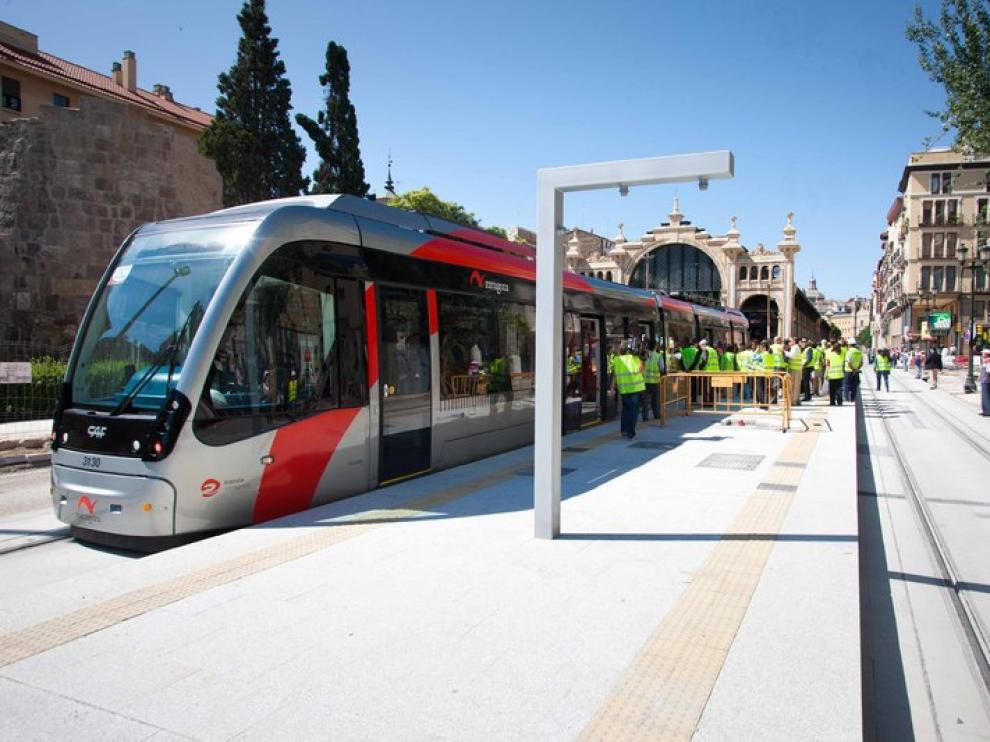 El tranvía de Zaragoza cruzó el Ebro por primera vez este jueves