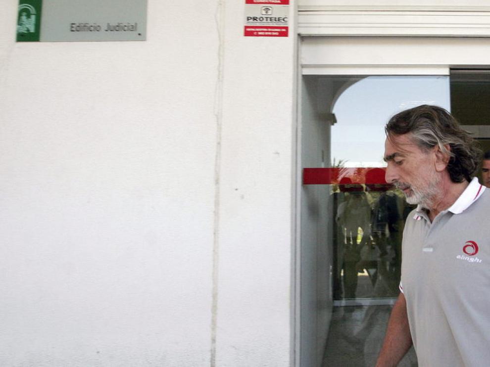 Correa saliendo del juzgado