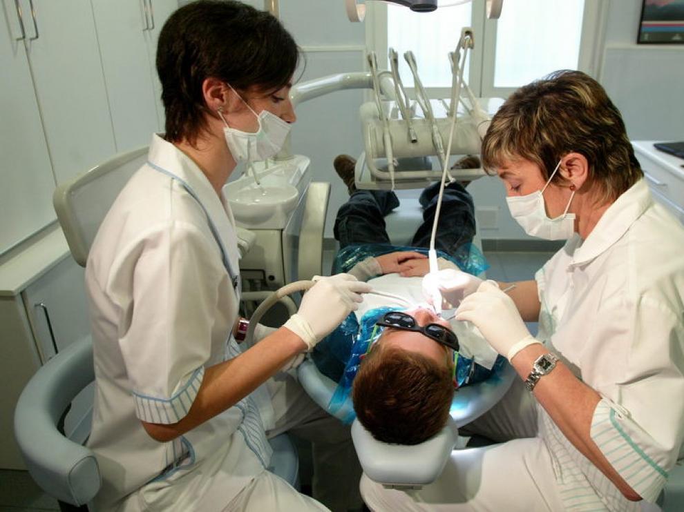 Un paciente zaragozano en el dentista.