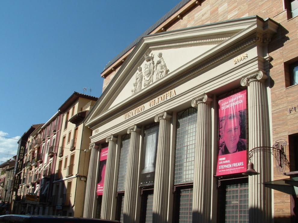 El teatro Olimpia, preparado para la gala final, con la imagen de Stephen Frears.