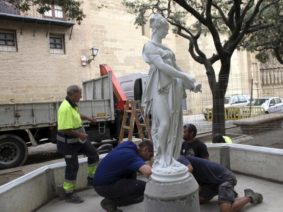 Unos operarios arreglan la fuente
