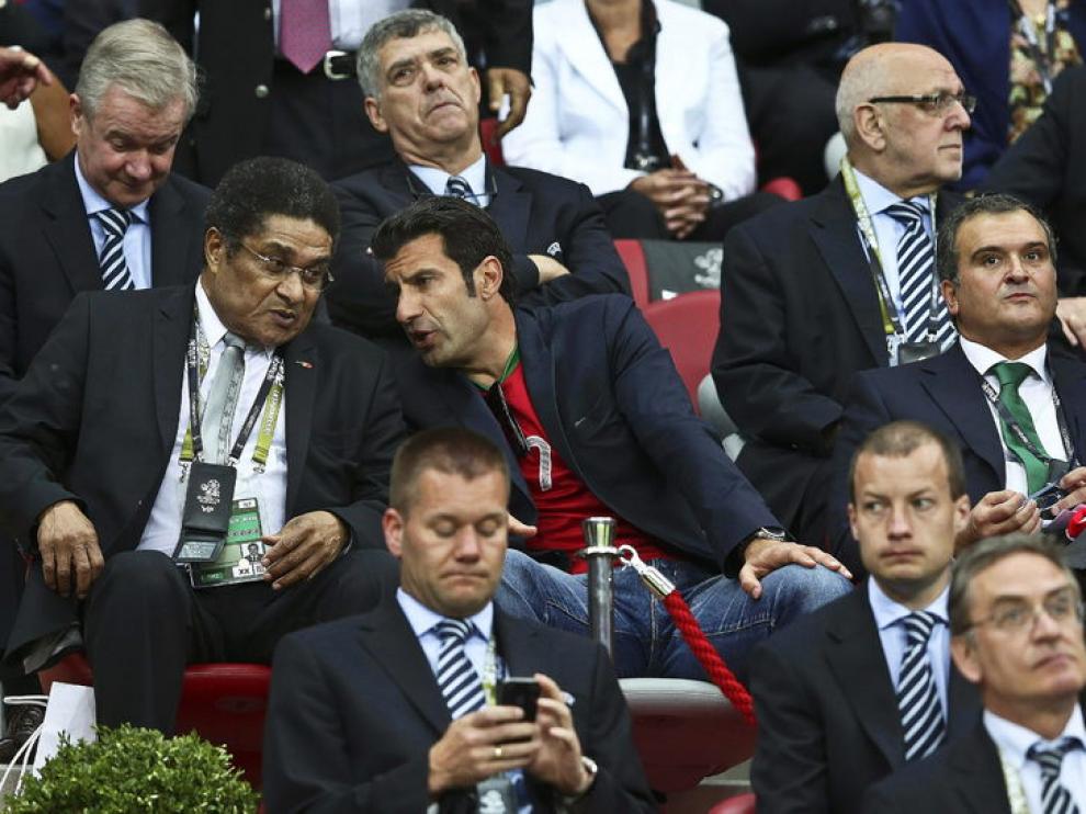 Los exjugadores portugueses Eusebio (i) y Luis Figo (c).
